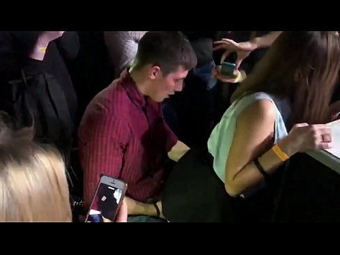 ❤️ Ubulili bangempela ku-nightclub yaseRussia. Intombazane yaseRussia eneminyaka engu-18 ubudala ingene endunu nasesithweni sangasese e-nightclub ❌  ku-zu.hqpornvideos.ru ️❤